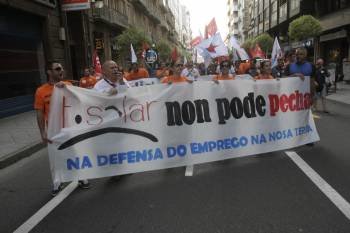 Cabecera de la manifestación que realizaron ayer los trabajadores de T Solar, en defensa de su continuidad.  (Foto: MIGUEL ÁNGEL)