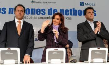 La presidenta Cristina Fernández, en un acto con su ahora adversario político, Sergio Massa (derecha).