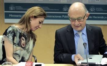 Cristóbal Montoro con la secretaria de Estado de Presupuestos, Marta Fernández Currás. (Foto: ÁNGEL DÍAZ)