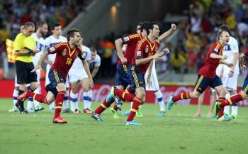 Varios jugadores de la selección española celebran el pase a la final. (Foto: SRDJAN SUKI)