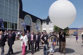 Autoridades e investigadores, ayer minutos antes del lanzamiento del segundo globo estratosferico. (Foto: LYDIA MIRANDA)