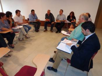 Alcaldes, empresarios y diputados en el Congreso, durante la reunión de ayer en O Barco. (Foto: J.C.)