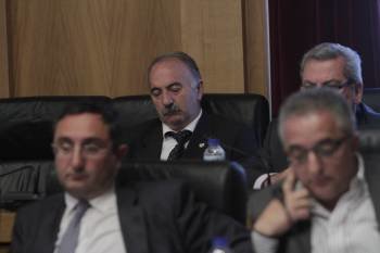Freire Couto (en el centro de la imagen), relajado durante el pleno celebrado ayer en la Diputación. (Foto: MIGUEL ÁNGEL)