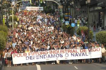 Trabajadores del naval, manifestándose el pasado jueves por las calles de Vigo. (Foto: SALVADOR SAS)