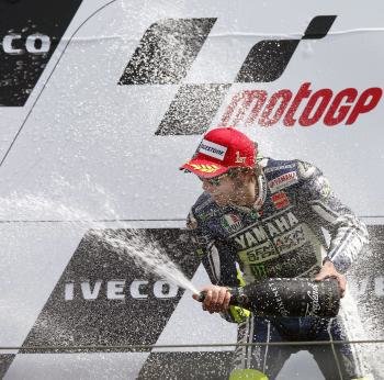 Rossi festeja su triunfo en el podio. (Foto: CATRINUS VAN DER VEEN)