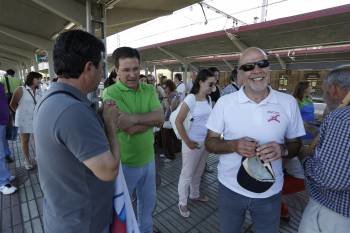 Xavier Vence, en el centro, y Francisco García, alcalde de Allariz, acudieron al viaje reivindicativo. (Foto: XESÚS FARIÑAS)