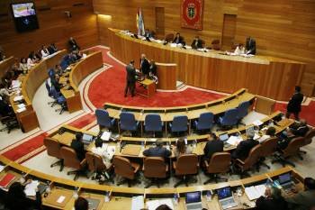 Una sesión plenaria del Parlamento gallego, foro de mucha actividad en las redes sociales. (Foto: JOSEP GIL)