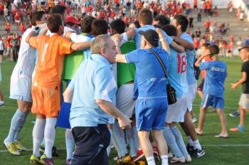 Los jugadores del Compostela celebran el ascenso a Segunda B. (Foto: C.Caballero)