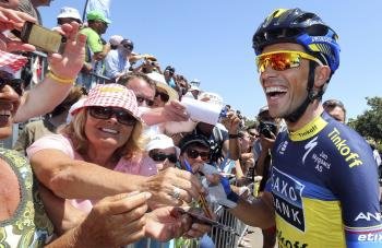 El ciclista español Alberto Contador, del equipo Saxo Bank, firma autógrafos antes de tomar la salida de la tercera etapa del Tour de Francia (Foto: efe)