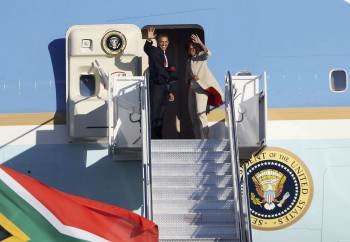 Barack Obama y su mujer antes de emprender su viaje a Tanzania. (Foto: STRINGER.)