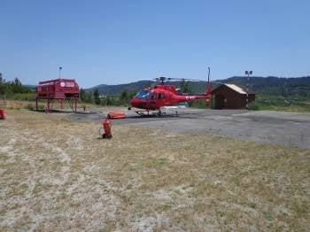 El helicóptero antiincendios en la base de Vilanova (O Barco), durante la campaña de 2012. (Foto: J.C.)
