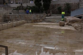 Los operarios limpiaban ayer la piscina termal de As Burgas, que hoy reabre (Foto: Xesús Fariñas)