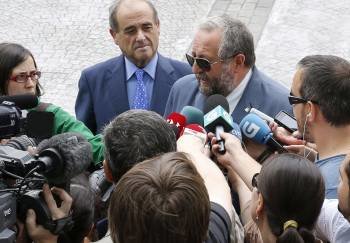 López Orozco atiende a los periodistas a su llegada a la sede de los juzgados lucenses.  (Foto: ELISEO TRIGO)