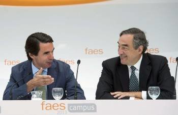 José María Aznar (i.), con el presidente de la CEOE, Juan Rosell. (Foto: DAVID MUDARRA)