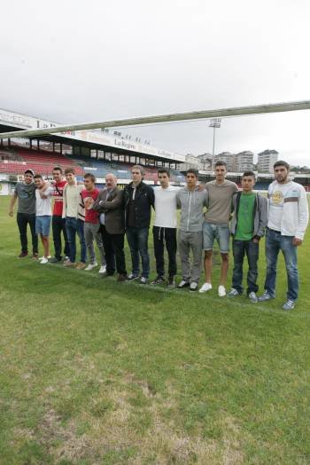 Los 10 fichajes que el Ourense B presentó el pasado día 20 en el estadio de O Couto, junto al vicepresidente y al entrenador. (Foto: JOSÉ PAZ)