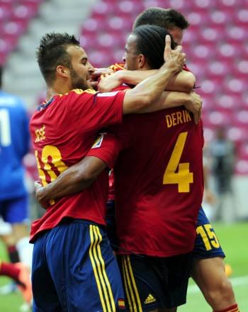 Jesé celebra con Derik el gol del empate español. (Foto: G.LICOVSKI)