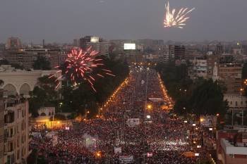 Manifestantes ante el palacio presidencial tras la intervención del Ejército. (Foto: MOHAMMED SABER)