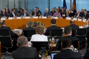 Vista parcial de la reunión que se celebró en Berlín contra el paro juvenil. (Foto: DIEGO CRESPO)