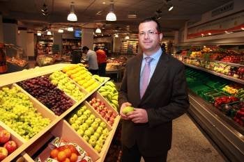 Artur Yuste, director general del Grupo Cuevas, en el supermercado inaugurado en Santiago. (Foto: VICENTE PERNÍA)