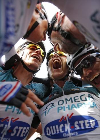 Cavendish celebra la victoria de etapa con sus compañeros. (Foto: YOAN VALAT)
