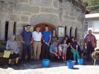 Vecinos de los pueblos de Sanxillao y Vilariño, con los cubos vacíos, tras acercarse a la fuente