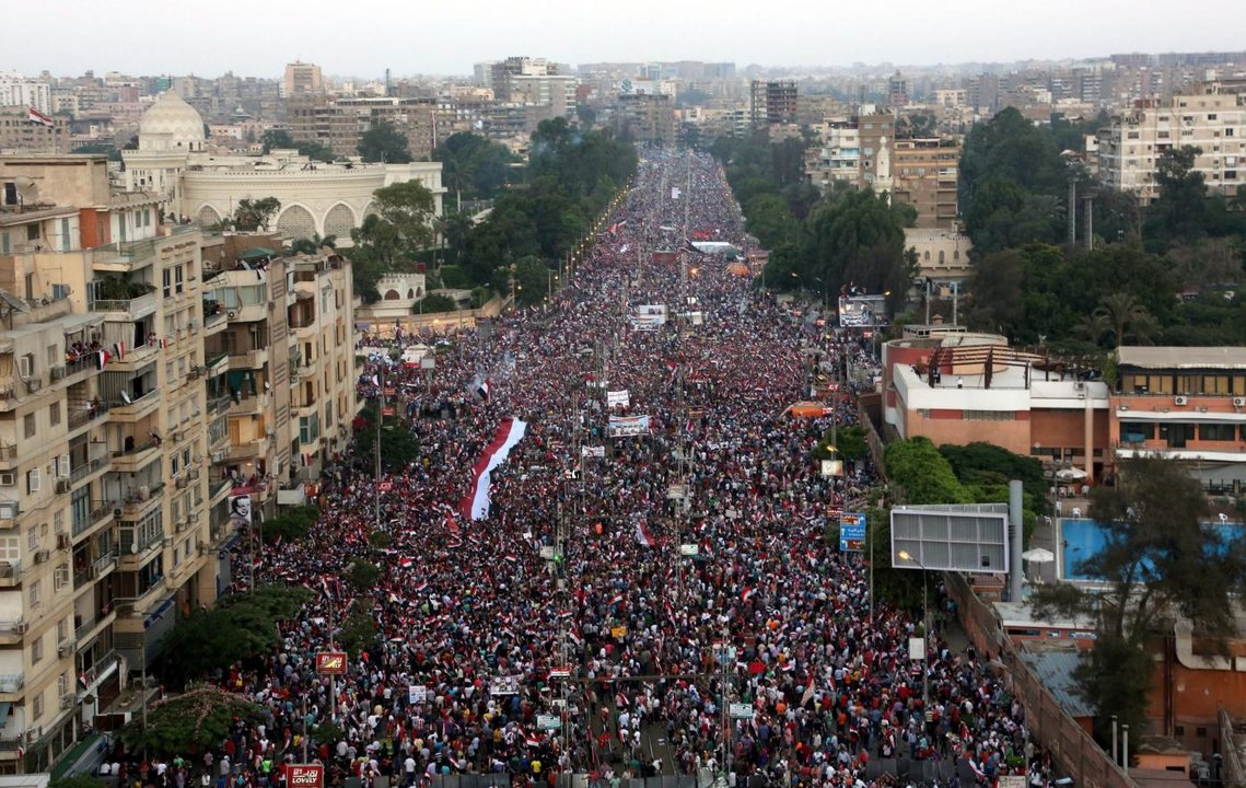 Cientos de egipcios protestando contra el gobierno de Mursi (Foto: EFE)