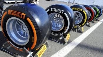 Neumáticos Pirelli de diferentes colores alineados en el parque del circuito de carreras de Nuerburgring (Alemania) (Foto: efe)