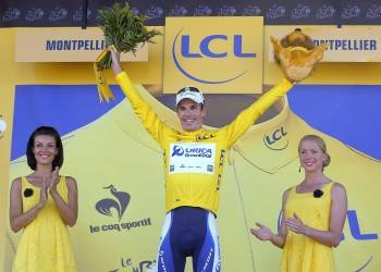El ciclista sudafricano del Orica Greenedge, Daryl Impey, con el maillot amarillo del Tour. (Foto: NICOLAS BOUVY)