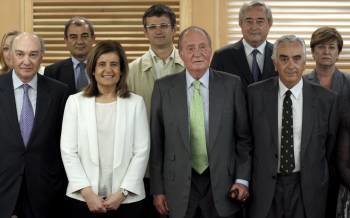 El rey junto a la ministra de Empleo Fátima Báñez, se reunió con varios agentes sociales. (Foto: EMILIO NARANJO)
