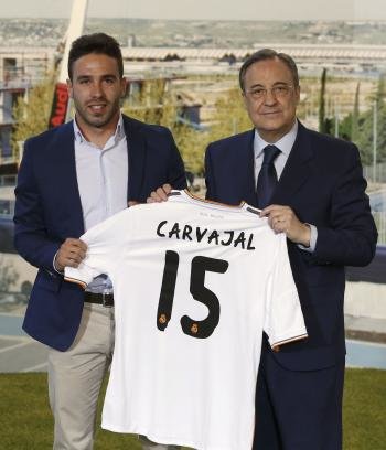 El defensa Daniel Carvajal junto al presidente del Real Madrid, Florentino Pérez (Foto: efe)