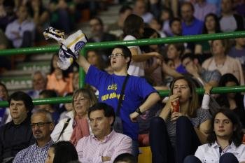 Un aficionado cobista ondea una bandera en el último partido de la temporada en el Pazo (Foto: Xesús Fariñas)