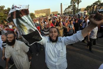 Seguidores del derrocado presidente de Egipto Mohamed Mursi protestan en la universidad de El Cairo. (Foto: M.SABER)