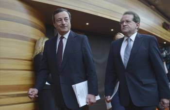 Mario Draghi (i.), con el vicepresidente del Banco Central Europeo, Victor Constancio. (Foto: ARNE DEDERT)