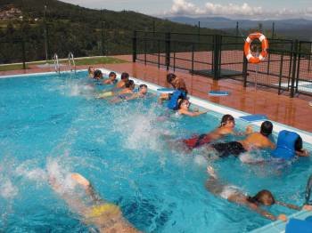 Niños de Leirado participando en los juegos acuáticos. (Foto: ARCHIVO)