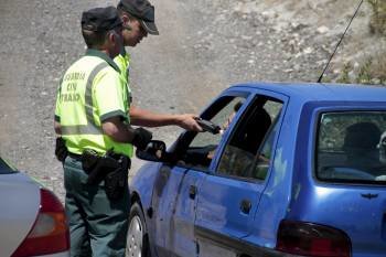 Un conductor se somete a una prueba de alcoholemia ante una pareja de agentes de Tráfico. (Foto: BEATRIZ VELARDIEZ)