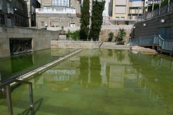El agua de la piscina de As Burgas volvió a ser objeto de un acto vandálico. (Foto: JOSÉ PAZ)