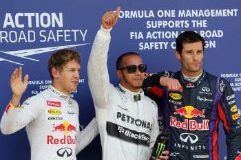 Lewis Hamilton flanqueado por los dos pilotos de Red Bull, Sebastien Vettel y Mark Webber. (Foto: THOMAS FREY)