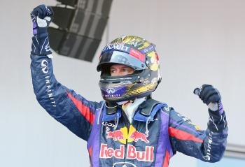Sebastian Vettel celebra la victoria en Nurburgring (Foto: EFE)