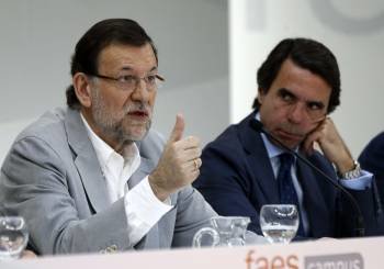 Aznar escucha a Rajoy durante su intervención en el campus de FAES. (Foto: JUAN CARLOS HIDALGO)