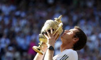 Andy Murray, con el trofeo de ganador del torneo de Wimbledon. (Foto: KERIM OKTEN)