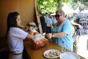 Una panadera de Cea atiende a una de a las asistentes a la fiesta. (Foto: Martiño Pinal)