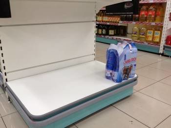 Estantería de botellas de agua en un supermercado de la ciudad, casi vacía por la alta demanda. (Foto: MIGUEL ÁNGEL.)