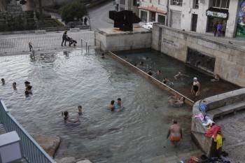 Bañistas en la piscina termal de As Burgas, el pasado enero. (Foto: XESÚS FARIÑAS)