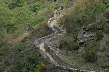 El canal de Ruca, recuperado como ruta de senderismo junto al río Arnoia a su paso por A Merca. (Foto: MARCOS ATRIO)