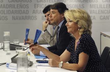 La presidenta del PP de Madrid, Esperanza Aguirre, con el presidente regional, Ignacio González. (Foto: K. RODRIGO)