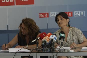 María Quintas y Laura Seara, durante la rueda de prensa de ayer en la sede del PSOE en Ourense. (Foto: MIGUEL ÁNGEL)