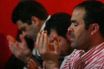 Musulmanes, durante la oración en la mezquita de A Carballeira. (Foto: XESÚS FARIÑAS)