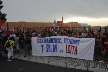 Concentración en defensa del mantenimiento de la actividad y los puestos de trabajo en T-Solar.  (Foto: MIGUEL ÁNGEL)
