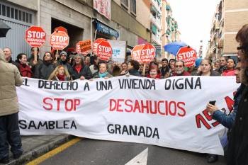 Una protesta de la plataforma Stop Desahucios en Granada el pasado mes de marzo. (Foto: ARCHIVO)