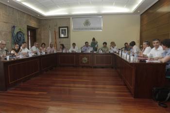 La Corporación municipal, presidida por Argimiro Marnotes (centro), en la sesión de ayer. (Foto: MIGUEL ÁNGEL)